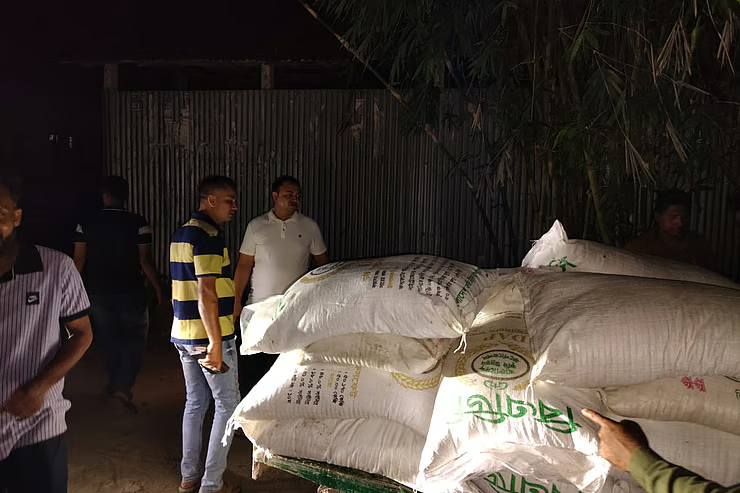 বকশীগঞ্জে ভ্যানে মিলল ২৩ বস্তা সার, পালিয়ে গেলেন চালক
