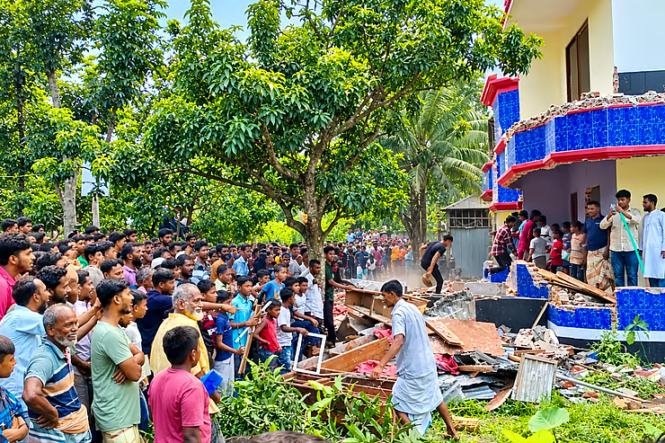 শিশুশিক্ষার্থী হত্যা: পাবনায় প্রধান আসামির বাড়িতে জনতার হামলা