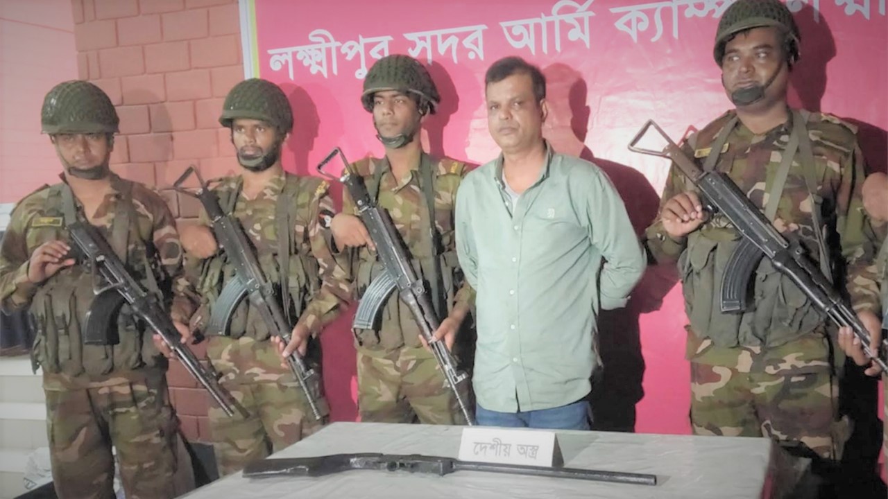 লক্ষ্মীপুরে অস্ত্র-নগদ টাকাসহ যুবদল নেতা আটক, মৎস্য খামার থেকে মাদক উদ্ধার