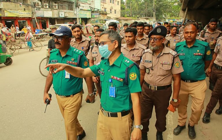 পুরান ঢাকায় ডিএমপির ট্রাফিক উচ্ছেদ অভিযান: ১৫৮টি মামলা ও ১৪৫ অবৈধ স্থাপনা অপসারণ